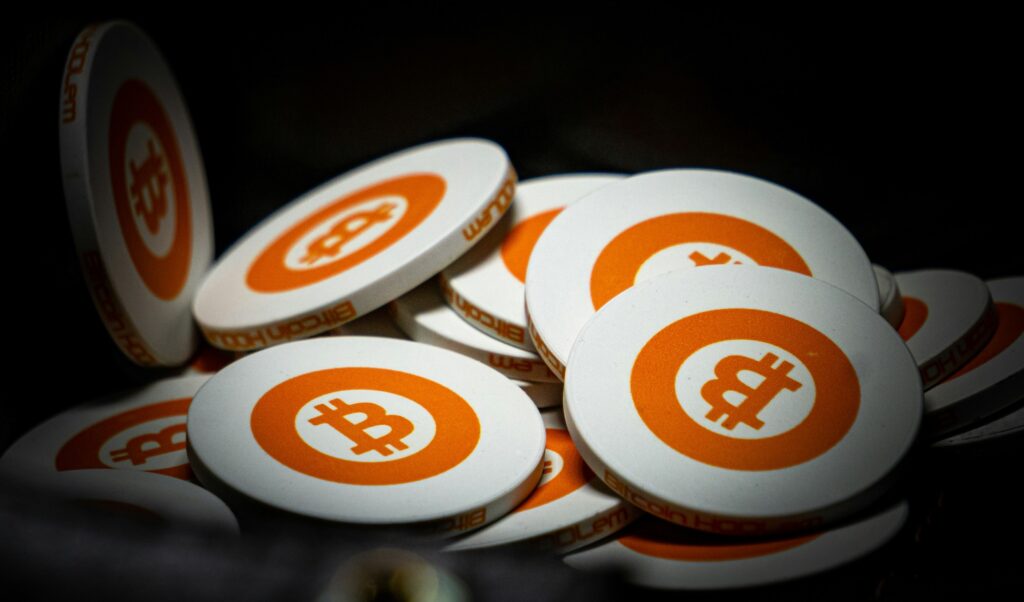 ビットコイン積立投資のすべて！株と比較したメリット・デメリット、初心者向け始め方と成功戦略